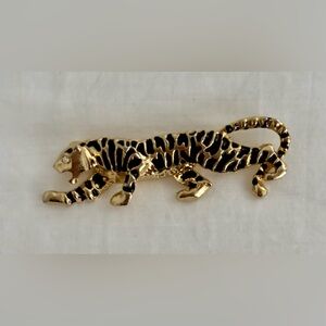 Vintage Gold Tone Tiger Brooch – Black Enamel Stripes